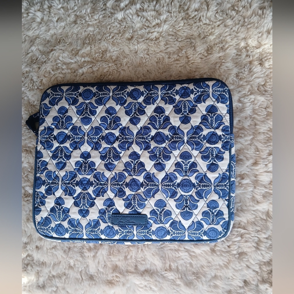 💎 Vera Bradley Blue and White Patterned Tablet Sleeve Cobalt Tile